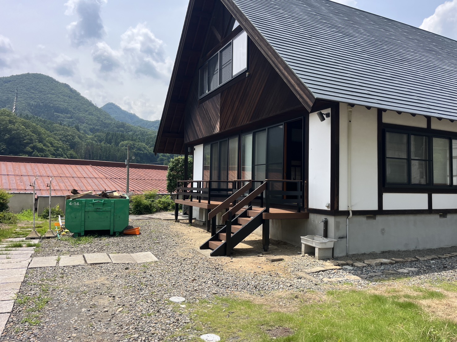 群馬県利根郡みなかみ町にてウッドデッキ施工・塗装工事を行いました！